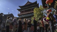Antrean pengunjung pun tak dapat terhindarkan. Beruntung China sudah mengizinkan warganya untuk makan di restoran secara beramai-ramai karena kasus Covid-19 yang sudah mereda di sana. (Kevin Frayer/Getty Images AsiaPac/Getty Images)