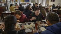 Ada cerita menarik terkait Joe Biden di restoran ini. Biden diketahui membayar sebesar 100 Yuan (Rp 200 ribuan) untuk makanan yang dipesannya bersama rombongan. Padahal total tagihannya hanya 75 Yuan. Kembaliannya diberikan ke restoran buat tip karena kunjungan Biden menyebabkan keramaian. (Kevin Frayer/Getty Images AsiaPac/Getty Images)