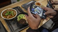 Set menu itu pun jadi buruan wisatawan. Berkat dilarisi Joe Biden, restoran tersebut kini memiliki 3 cabang setelah 30 tahun lebih berdiri. (Kevin Frayer/Getty Images AsiaPac/Getty Images)