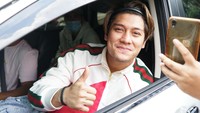 Fans berebut ingin foto bareng Rizky Billar. Tapi Rizky memilih tidak keluar dari mobil. (Foto: Palevi/detikcom)  