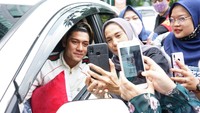 Tampak ibu-ibu berhijab foto bareng Rizky Billar. (Foto: Palevi/detikcom)  