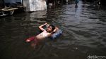 Potret Banjir Rob Jadi Hiburan Anak-anak di Utara Jakarta