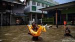 Potret Banjir Rob Jadi Hiburan Anak-anak di Utara Jakarta