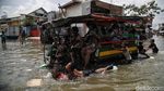 Potret Banjir Rob Jadi Hiburan Anak-anak di Utara Jakarta