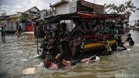 Tak sedikit anak-anak yang berenang di luar rumah mereka saat banjir merendam kawasan tersebut.