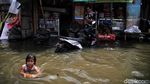 Potret Banjir Rob Jadi Hiburan Anak-anak di Utara Jakarta