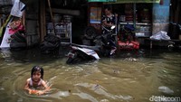 Menurut keterangan warga banjir Rob tersebut terjadi sejak pukul 09.00 pagi dengan ketinggian air hingga 90 sentimeter.