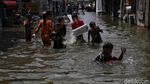 Potret Banjir Rob Jadi Hiburan Anak-anak di Utara Jakarta