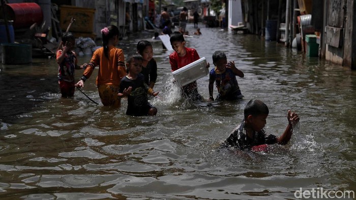 Saat Banjir Rob Jadi Hiburan Anak-anak di Utara Jakarta Banjir rob dimanfaatkan anak-anak di Muara Angke untuk bermain air dan berenang. Jalan yang terendam banjir itu jadi kolam renang dadakan bagi anak-anak di sana