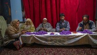 Tetapi sangat sedikit petani yang menganggap teknologi terbaru menguntungkan, sehingga sebagian besar masih menggunakan teknik tradisional untuk memetik dan mengeringkan saffron.  