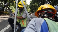 Pekerja tengah mengerjakan penataan Pedagang Kaki Lima (PKL) Higienis, di Jalan Raden Fatah, Kebayoran, Jakarta Selatan, Senin (16/11/2020).