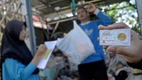 Warga menunjukkan kepingan emas saat proses penimbangan di Bank Sampah Malangbong Bersemi, Kabupaten Garut, Jawa Barat, Senin (16/11/2020).