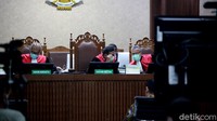Jaksa meminta majelis hakim menolak eksepsi Irjen Napoleon.