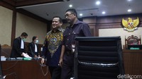Irjen Napoleon Bonaparte didakwa menerima uang sebesar 200.000 dollar Singapura dan 270.000 dollar Amerika Serikat atau Rp 6,1 miliar dari Djoko Tjandra.