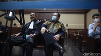 Napoleon didakwa melanggar Pasal 5 Ayat 2 jo Pasal 5 Ayat 1 huruf a atau huruf b atau Pasal 11 atau Pasal 12 huruf a atau Pasal 12 huruf b UU Nomor 31 Tahun 1999 sebagaimana telah diubah dengan UU Nomor 20 Tahun 2001 tentang Pemberantasan Tindak Pidana Korupsi Jo Pasal 55 Ayat 1 ke-1 KUHP.