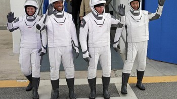 Keempat astronaut sesaat sebelum peluncuran. Tiga di antaranya adalah astronaut NASA Michael Hopkins, Victor Glover dan Shannon Walker. Foto: AP/Chris OMeara