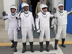 Detik-detik Roket SpaceX Terbangkan 4 Astronaut ke Antariksa