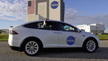 Keempat astronaut menuju lokasi landasan peluncuran Launch Pad 39-A menggunakan mobil Tesla. Foto: AP/Chris OMeara
