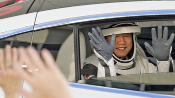 Serta astronaut dari badan antariksa Jepang (JAXA) Soichi Noguchi. Keempatnya akan tinggal di ISS selama enam bulan bersama tiga astronaut yang telah lebih dulu berada di ISS yaitu astronaut NASA Kate Rubins dan dua kosmonaut Rusia Sergey Ryzhikov dan Sergey Kud-Sverchkov.  Foto: AP/Chris OMeara
