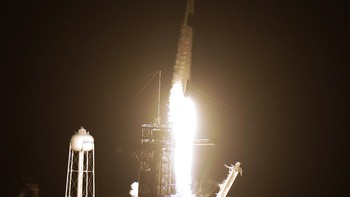 Tidak lama setelahnya, kapsul Crew Dragon yang diberi nama Resilience oleh tim astronaut, memisahkan diri dari second stage dan mulai menuju lintasannya. Foto: AP/Chris OMeara