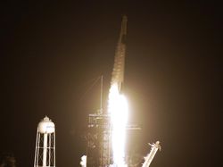 Detik-detik Roket SpaceX Terbangkan 4 Astronaut ke Antariksa