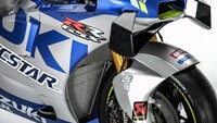 Dari segi tampilan, Suzuki GSX-RR tunggangan sang juara dunia Joan Mir menggunakan desain livery klasik tahun 60-an yang didominasi warna perak dan biru. Ini sedikit menyimpang dari livery kombinasi warna biru dan kuning yang digunakan tim Suzuki selama bertahun-tahun di ajang MotoGP. Pemilihan warna tersebut terinspirasi livery motor balap tim Suzuki yang kali pertama mentas di ajang Isle of Man TT tahun 1960 bersama pembalap Ernst Degner. Foto: Dok. Suzuki