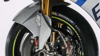 Motor MotoGP Suzuki ini dilengkapi dengan ban Michelin berukuran 17 inci di depan dan belakang. Soal pengereman, Suzuki GSX-RR memanfaatkan perangkat rem dari Brembo dengan piringan karbon maupun baja. Motor juga ditambahkan perangkat lunak dari Magneti Marelli. Foto: Dok. Suzuki