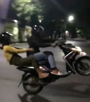 Tangkapan layar video viral muda-mudi di Makassar freestyle di jalanan