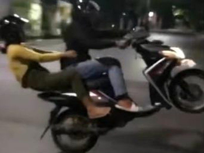 Tangkapan layar video viral muda-mudi di Makassar freestyle di jalanan