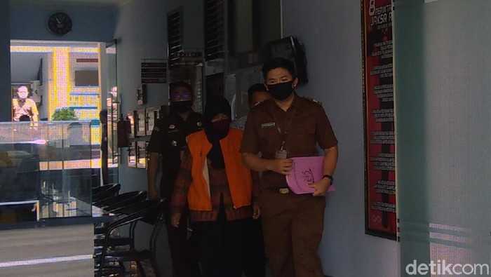 Tersangka Widyarsi ditahan Kejari Wonogiri terkait kasus korupsi di BKK Eromoko Wonogiri, Senin (16/11/2020). Widyarsi diduga korupsi senilai Rp 470 juta saat menjabat Kasubid Kas PD BKK Eromoko periode 2010-2011.