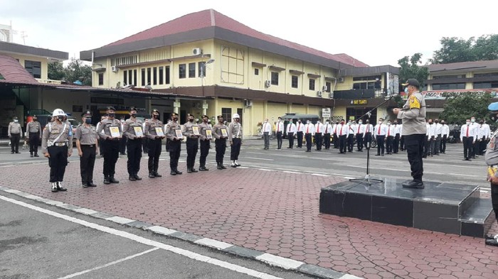 Upacara Pemecatan dan Pemberian Penghargaan di Mapolrestabes Medan