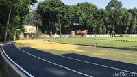 Lapangan A Yani masih dalam masa renovasi, sehingga area lapangan masih ditutup. Terdapat garis polisi yang menandakan masyarakat tidak boleh masuk area lapangan. (Foto: Farah Nabila/detikHealth)