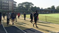 Pantauan detikcom pada hari Minggu (15/11/2020) sekitar pukul 7 pagi, tidak ada petugas yang mengawasi area lapangan. Hal ini membuat masyarakat masih bisa berolahraga di Lapangan A Yani. (Foto: Farah Nabila/detikHealth)