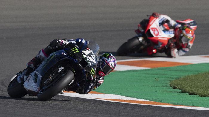 Vinales VALENCIA, SPAIN - NOVEMBER 15: Maverick Vinales of Spain and Monster Energy Yamaha MotoGP Team leads the field during the MotoGp race during the MotoGP of Comunitat Valenciana at Comunitat Valenciana Ricardo Tormo Circuit on November 15, 2020 in Valencia, Spain. (Photo by Mirco Lazzari gp/Getty Images)