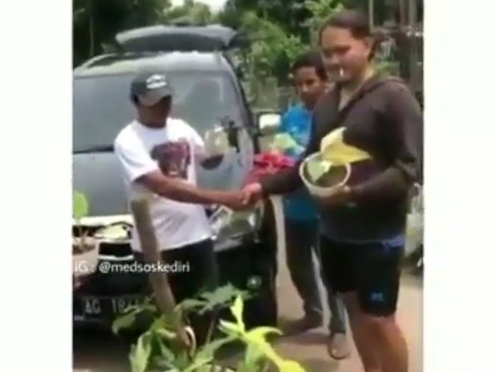 Iqbal Akbar Muhammad Iqbal Akbar Muhammad yang menukarkan mobil dengan tanaman hias bersama kakaknya.