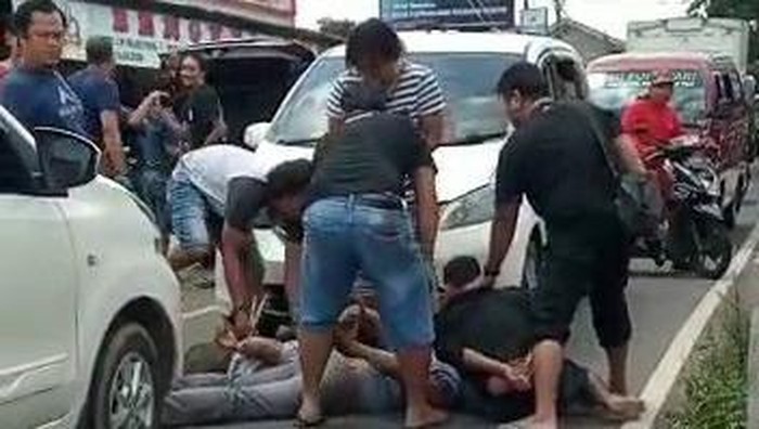 Viral video penangkapan pelaku curas di tengah jalan Kuningan