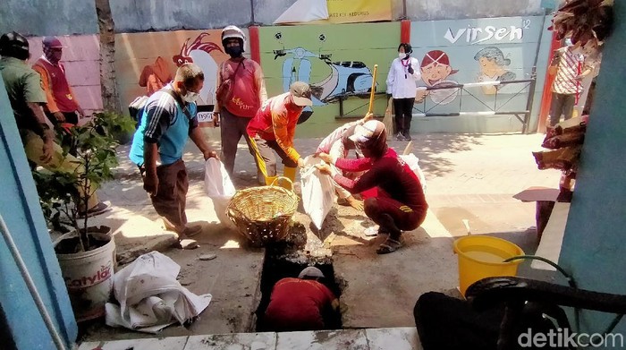 Wali Kota Surabaya Tri Rismaharini mengecek parit di Bogangin, Karang Pilang. Pengecekan di permukiman padat penduduk ini untuk mencegah banjir saat hujan deras.