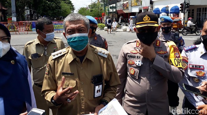 Wali Kota Yogyakarta Haryadi Suyuti dan Kapolresta Yogyakarta Kombes Purwadi Wahyu Anggoro saat memantau Malioboro, Senin (16/11/2020).