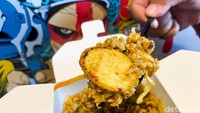 Drunken Chicken Tom Yum Fried Chicken (Rp 42.000), masuk ke dalam menu nasi populer di Wok Eat Out. Hidangan yang satu ini memadukan nasi goreng oriental dengan bumbu tom yum khas Thailand. Foto: detikFood