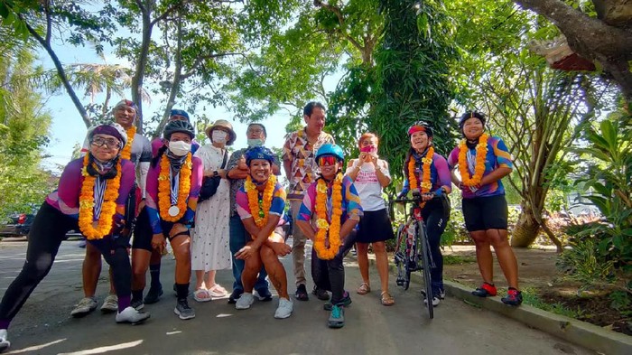 Setelah melakukan perjalanan dengan naik sepeda selama 14 hari, 6 wanita dari Women Cycling Community (WCC) akhirnya finis di Pulau Bali.
