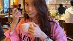 10 Pose Cantik Yoona SNSD Saat Ngopi dan Bikin Kue