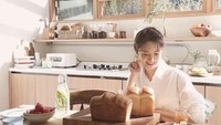 Tak hanya menjadi penyanyi dan aktris saja, Yoona juga dikenal sebagai model. Pose cantiknya bersama roti ini terlihat anggun. Foto: Instagram @yoona__lim