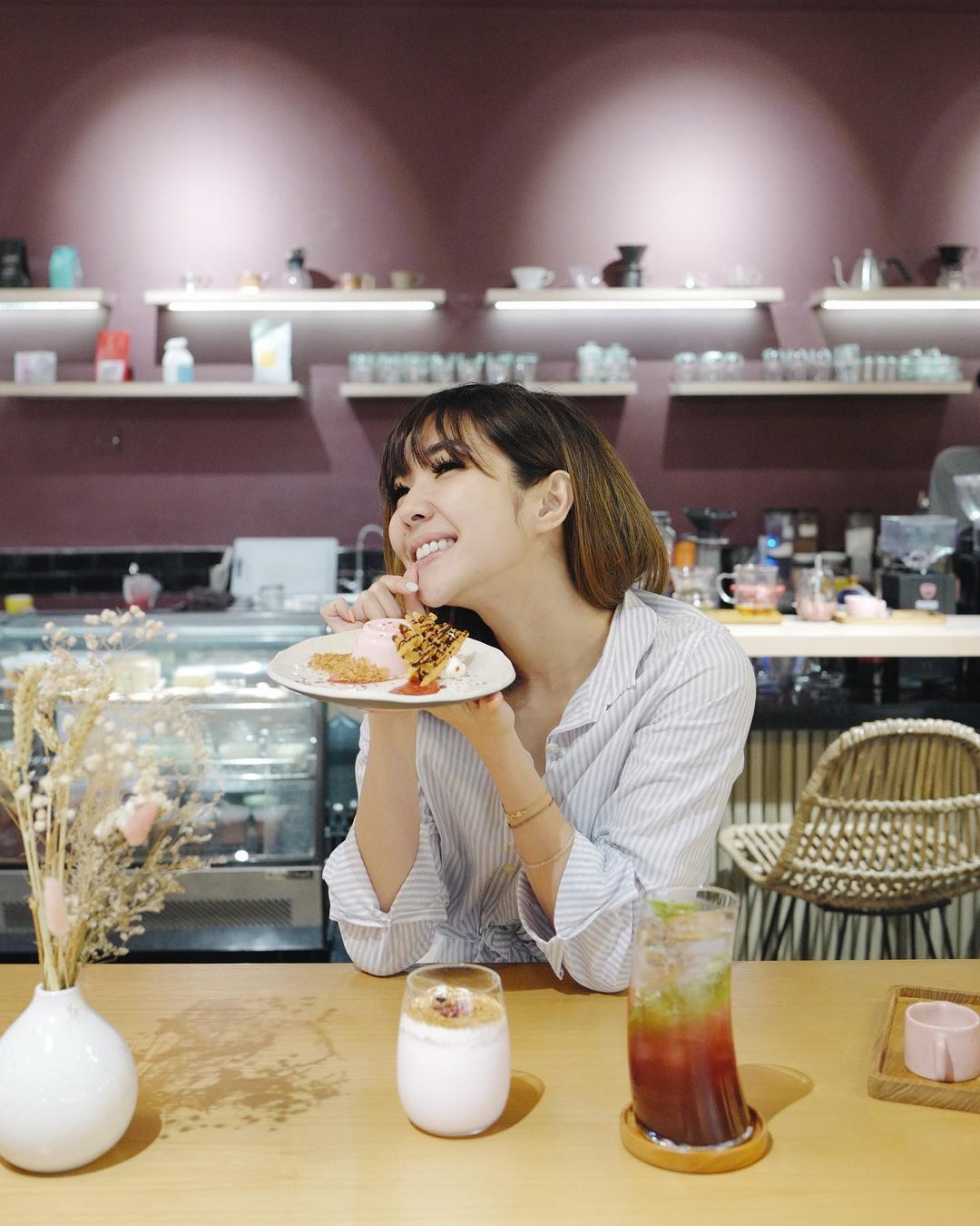 5 Bisnis Kuliner Gisel, dari Almond Crispy hingga Coffee Shop Kekinian