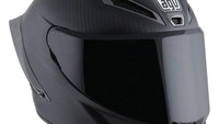 Lalu berapa harga helm Joan Mir yang bersejarah ini? Dalam akun facebook official-nya, AGV mengatakan jika Pista GP RR punya banderol sekitar 1.250 euro atau setara Rp 20,8 juta. Itu pun dalam kondisi standar, yakni polosan warna hitam matte. Jika ingin menggunakan warna dan grafis, harganya tentu bisa lebih mahal. Foto: Motorsport