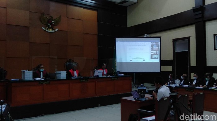 Ahli dari Dittipidsiber Bareskrim Polri menunjukkan selfie Anita Kolopaking dan Brigjen Prasetijo di dalam pesawat (Ibnu Hariyanto/detikcom)