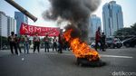 Aksi Bakar Ban Warnai Hari Pelajar Internasional di Patung Kuda