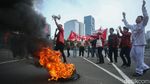 Aksi Bakar Ban Warnai Hari Pelajar Internasional di Patung Kuda