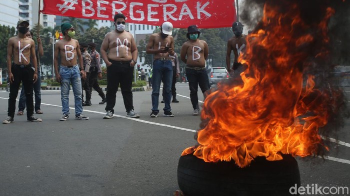 Aksi Bakar Ban Warnai Hari Pelajar Internasional di Patung Kuda Bertepatan dengan Hari Pelajar Internasional, mahasiswa menggelar aksi dengan tuntutan stop komersial pendidikan hingga meminta pendidikan gratis dan demokratis.