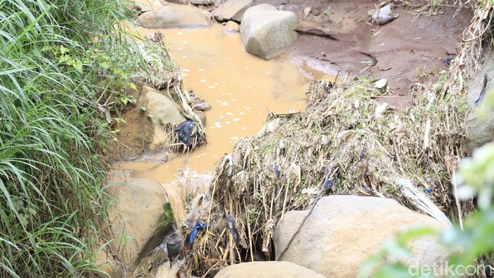 Aliran sungai yang kotor tercemar limbah manusia di Bandung.