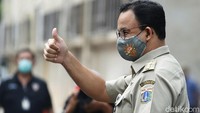 Anies sempat mengacungkan jempolnya saat tiba di Polda Metro Jaya.
